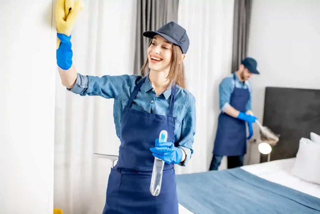 عاملات نظافة بالساعة منازل